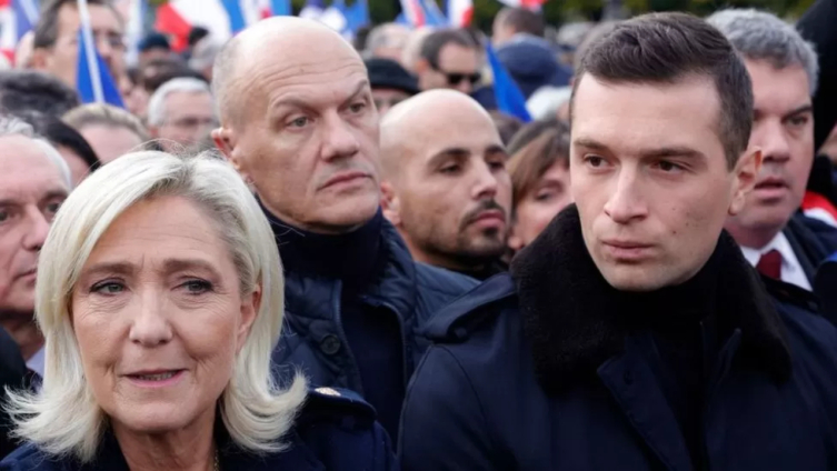 Marine Le Pen (solda) ve Jordan Bardella (sağda) Pazar günü Paris'teki yürüyüşe katılırken görüntülendi